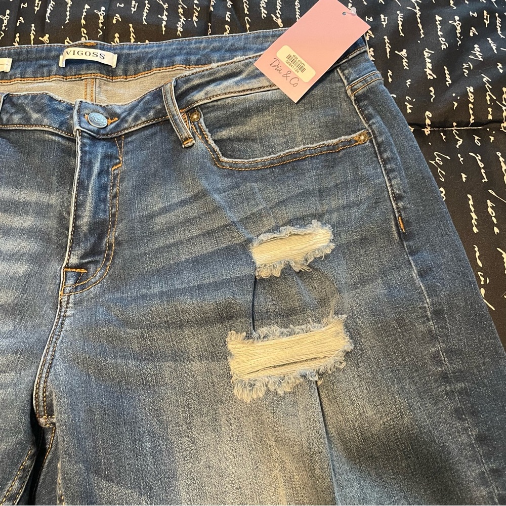 Distressed cuffed shorts - Picture 2 of 7